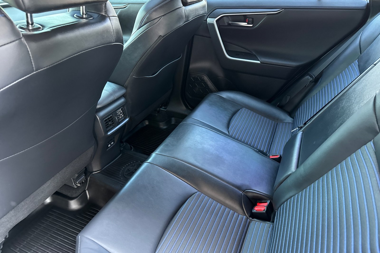 2024 Toyota RAV4 Hybrid XSE photo 12
