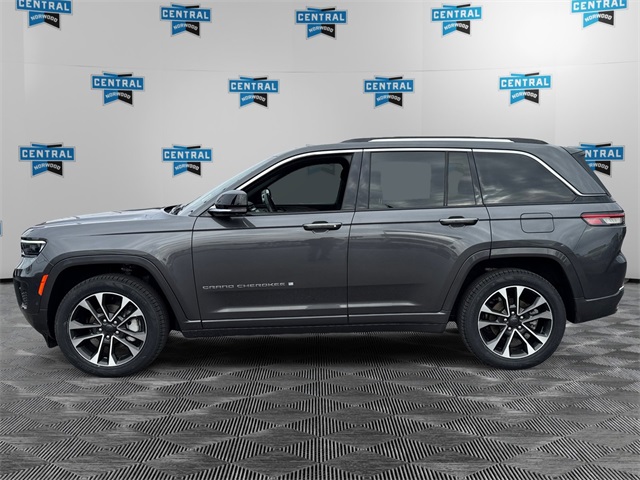 2022 Jeep Grand Cherokee Overland photo 2