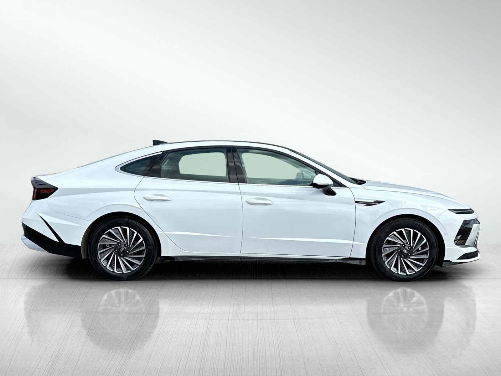 2025 Hyundai Sonata Hybrid Limited photo 2