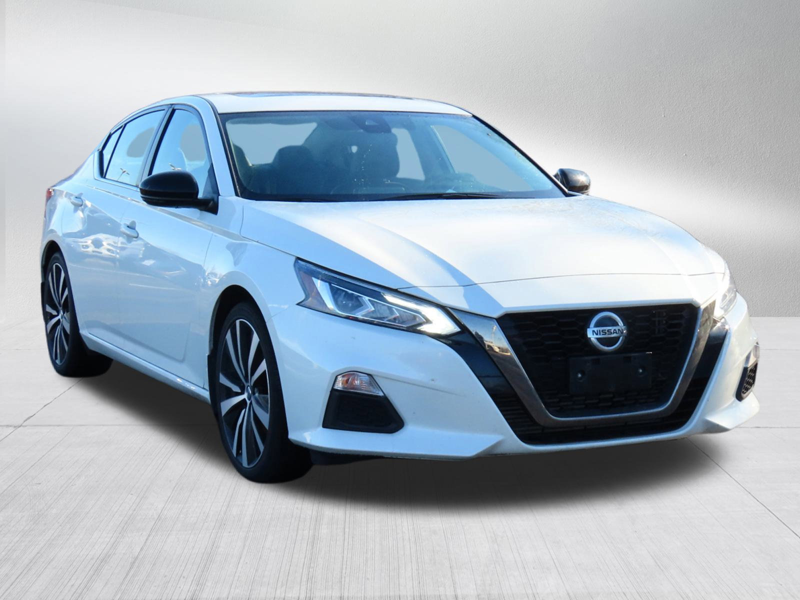 2020 Nissan Altima SR's photo