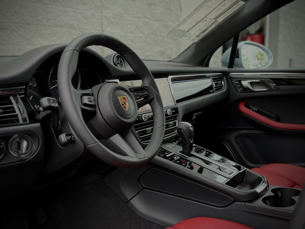 2025 Porsche Macan T photo 4