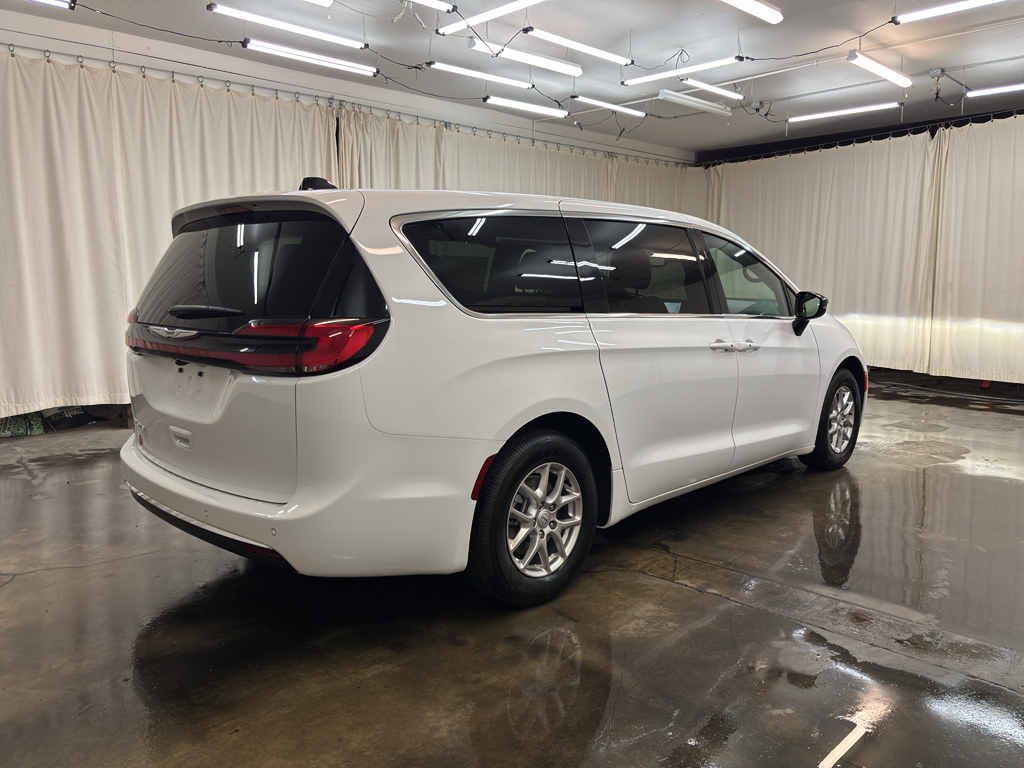 2026 Chrysler Pacifica photo 5