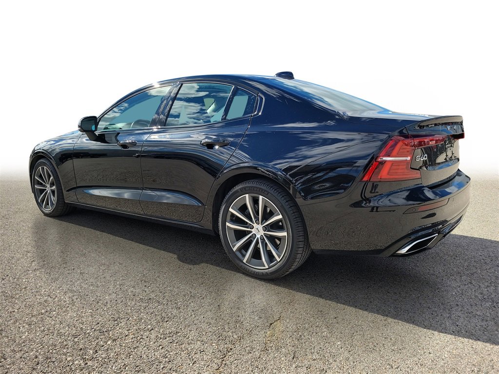 2022 Volvo S60 Momentum photo 3