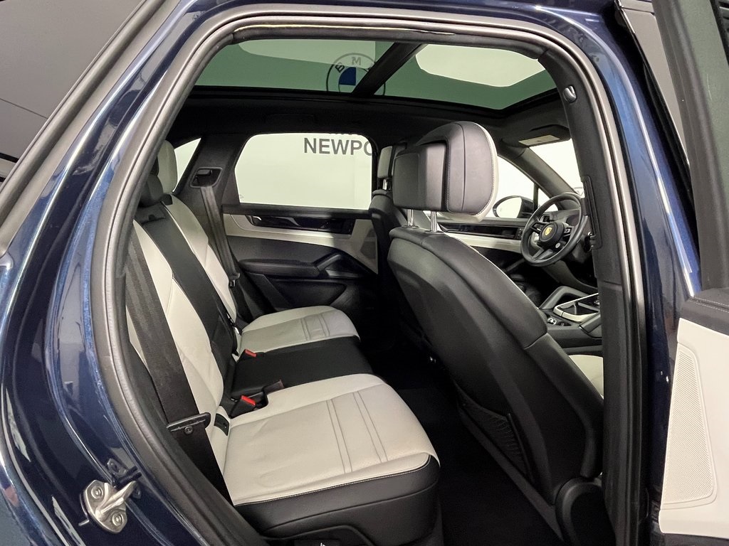 2024 Porsche Cayenne Base photo 17
