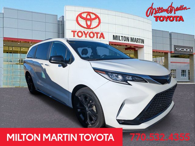 2023 Toyota Sienna XSE's photo