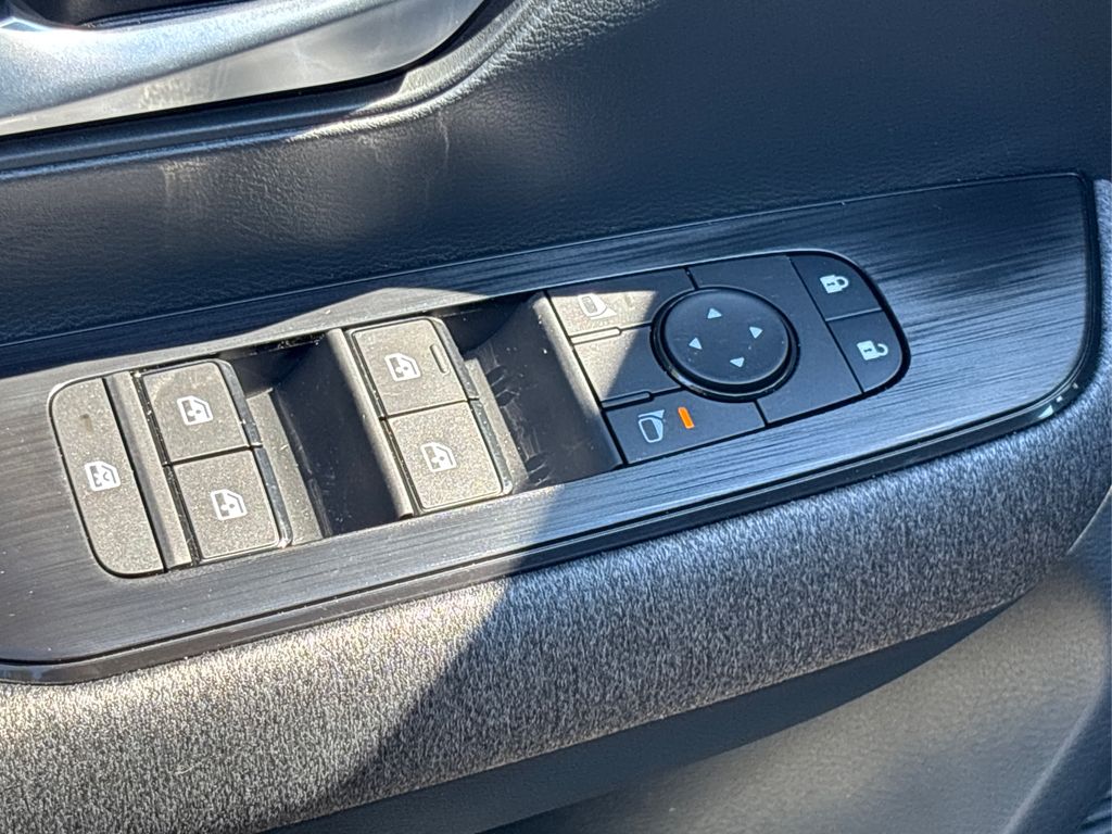 2025 Nissan Kicks SV photo 17