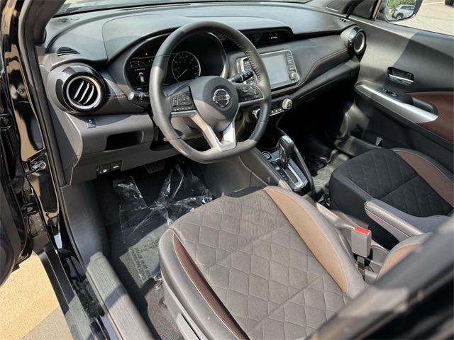 2019 Nissan Kicks SR photo 2