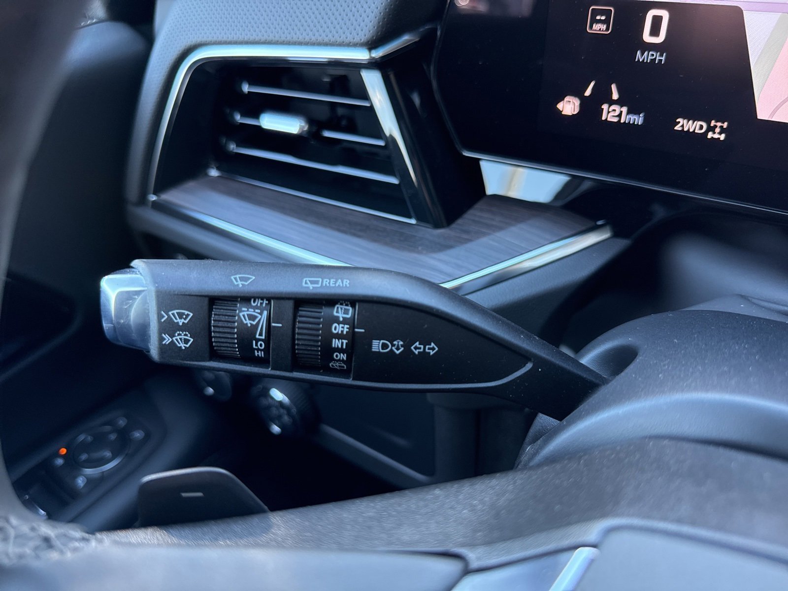 2025 Chevrolet Suburban Premier photo 34