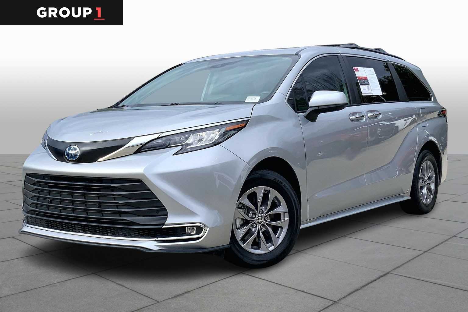 2023 Toyota Sienna XLE's photo