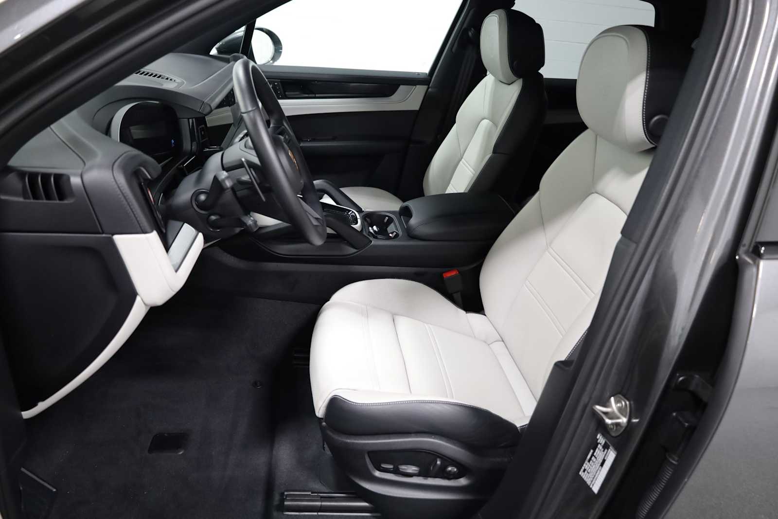 2025 Porsche Cayenne photo 3