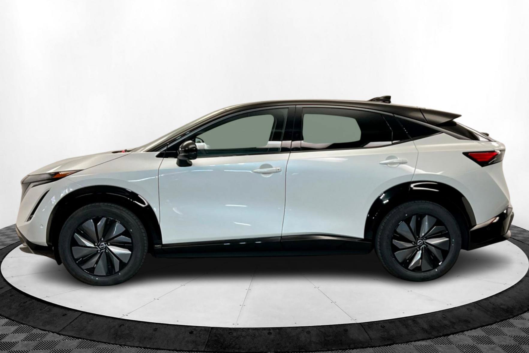 2025 Nissan ARIYA Platinum photo 2