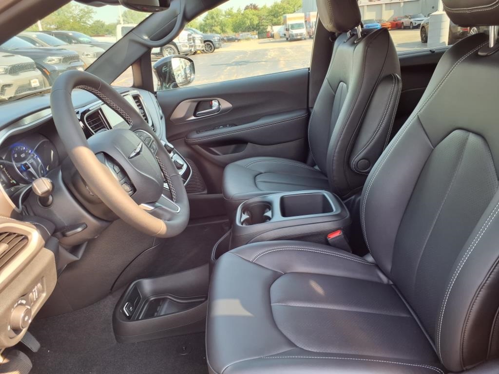 2026 Chrysler Pacifica photo 7