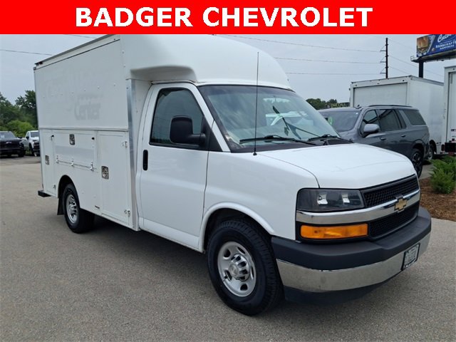 2017 Chevrolet Express Cutaway 3500 Work Van photo 3