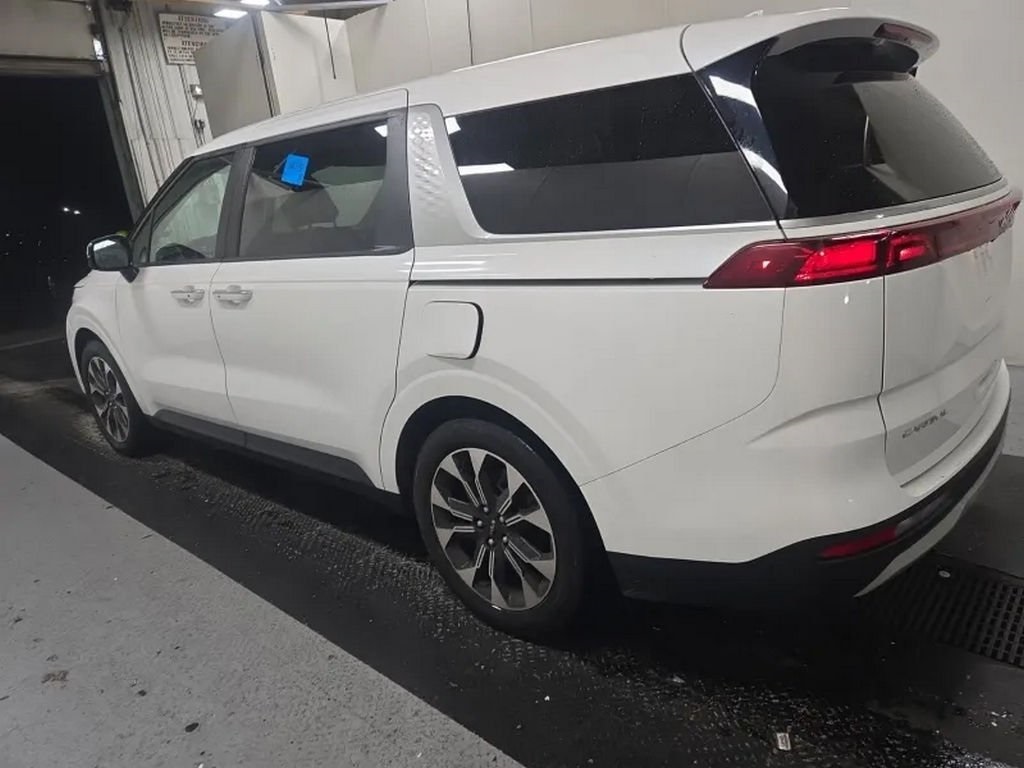 2023 Kia Carnival EX photo 3