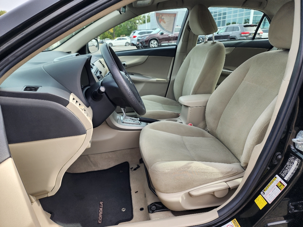 2012 Toyota Corolla LE photo 21