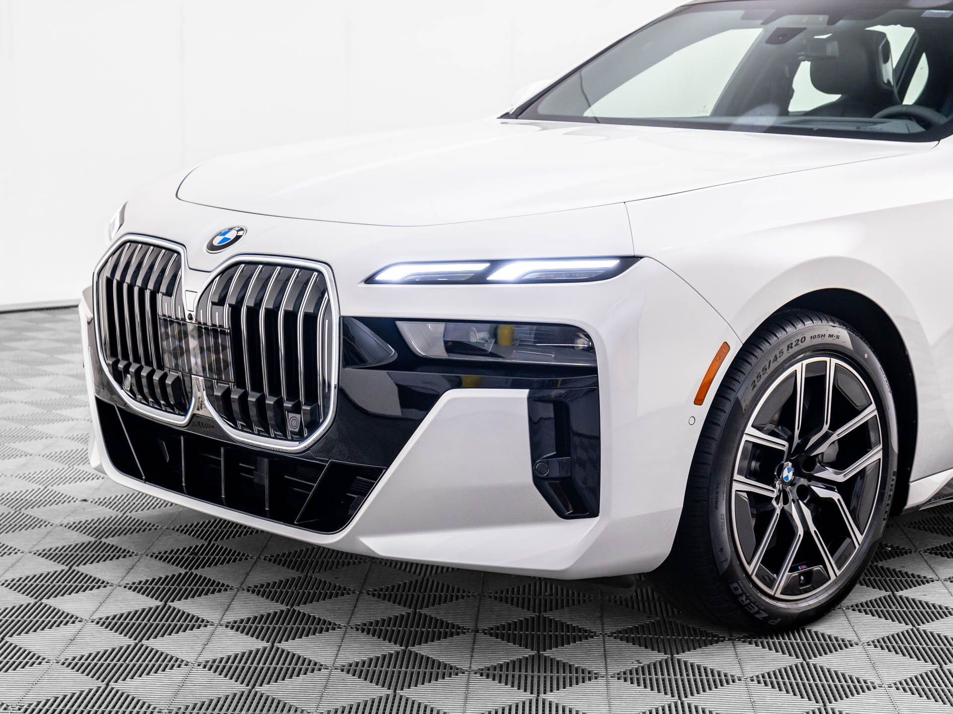 New 2025 Mineral White Metallic BMW 760i xDrive image 40