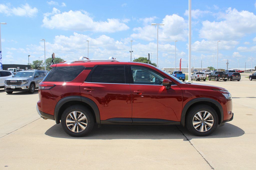 2022 Nissan Pathfinder SL photo 2