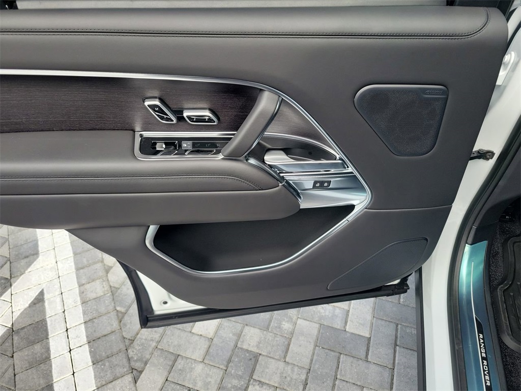 2025 Land Rover Range Rover SE photo 21
