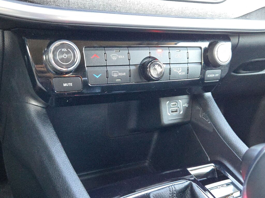 2022 Jeep Compass Latitude Lux photo 24