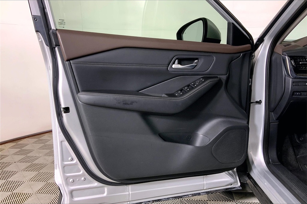 2023 Nissan Rogue SV photo 22