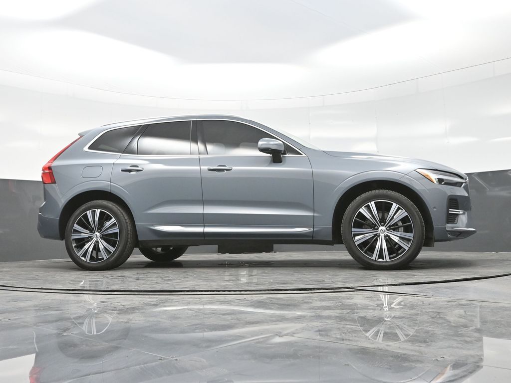 2023 Volvo XC60 B5 Plus photo 25