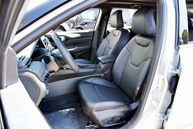 New 2025 Silver Zynith Metallic Clear-Coat Exterior Paint Jeep Limited image 18