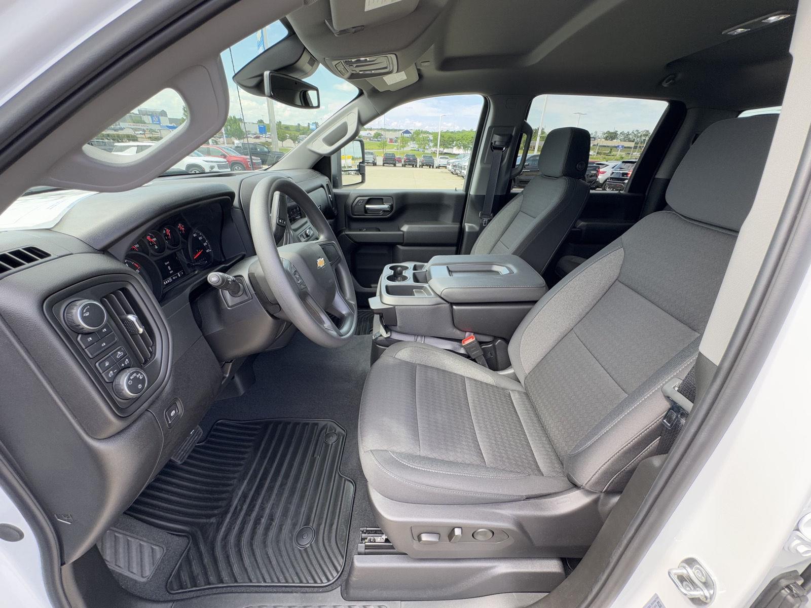 2025 Chevrolet Silverado 2500HD Custom photo 6