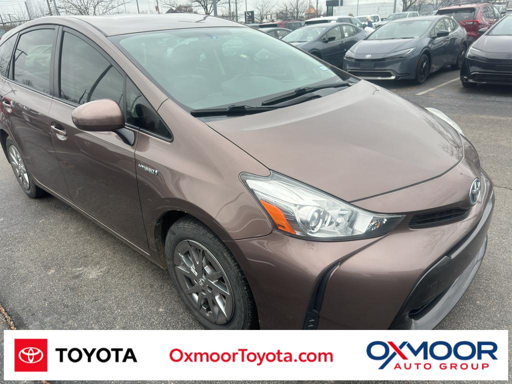2016 Toyota Prius v Five's photo