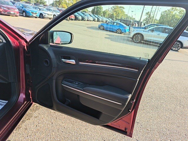 2016 Chrysler 300 Limited photo 18