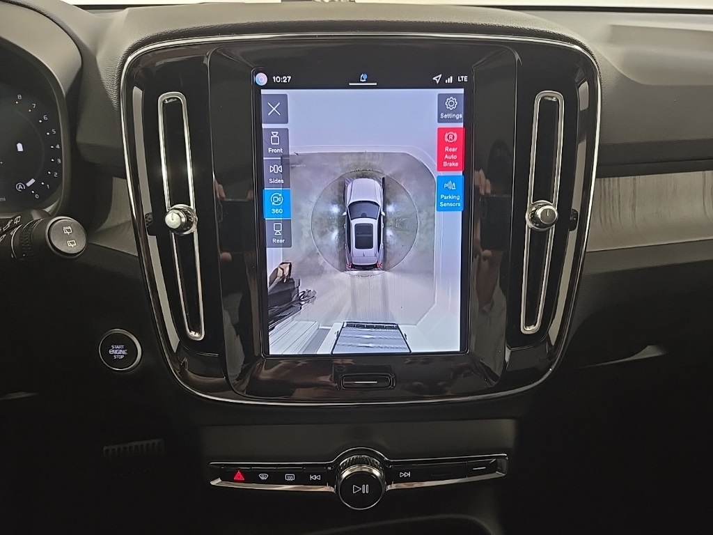2026 Volvo XC40 Plus photo 18