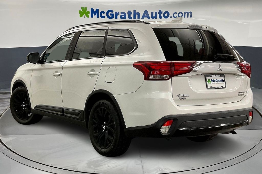 2018 Mitsubishi Outlander LE photo 3