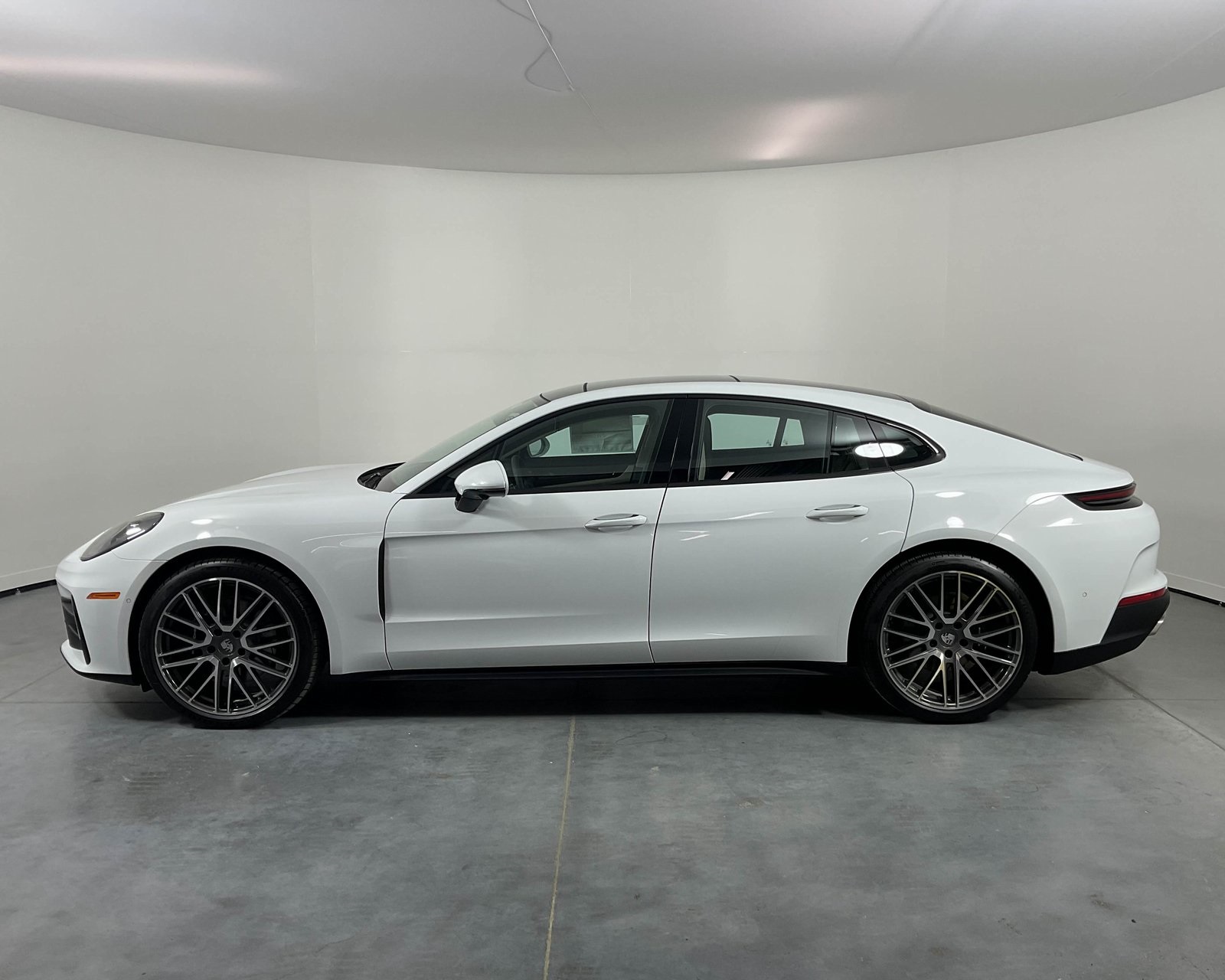 2025 Porsche Panamera 4 photo 2