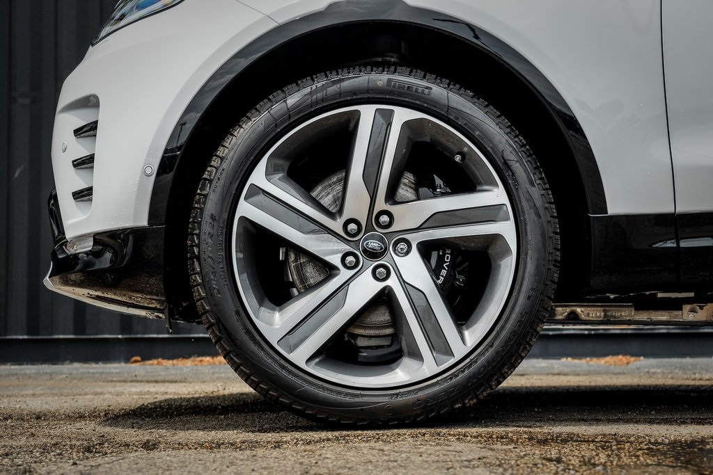 2025 Land Rover Discovery Metropolitan Edition photo 3