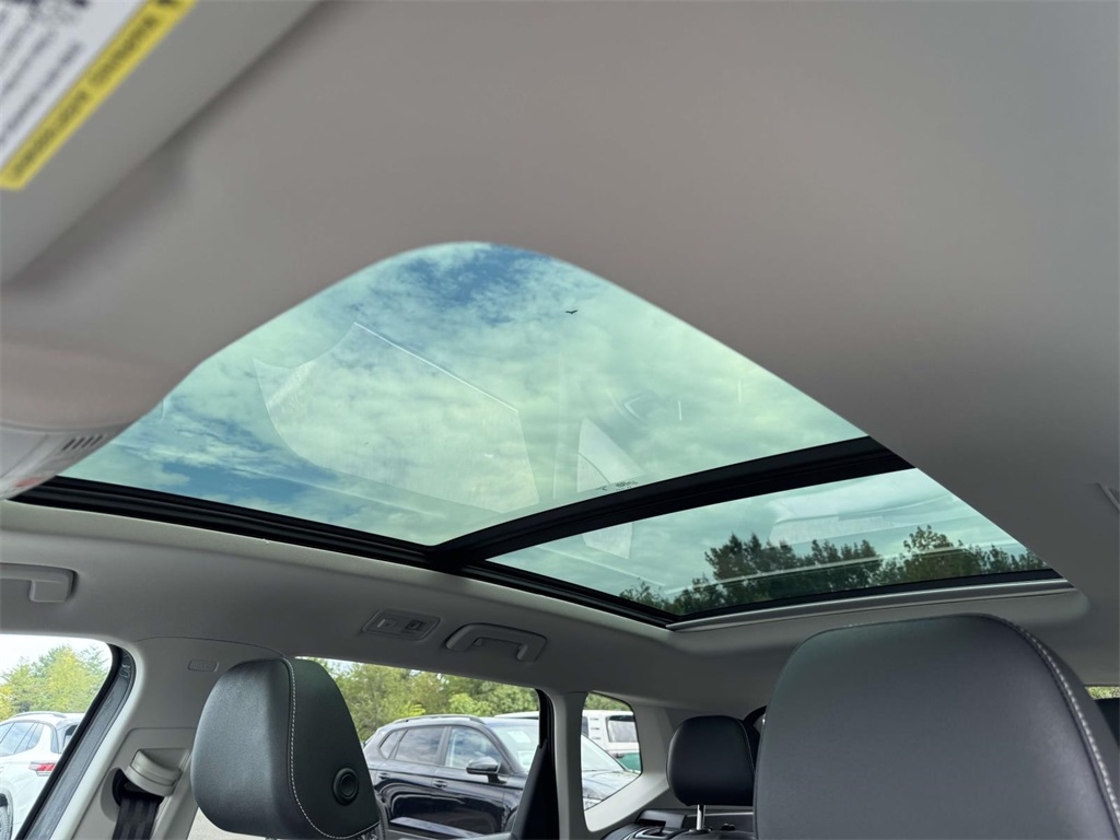 2025 Volkswagen Taos SE photo 3