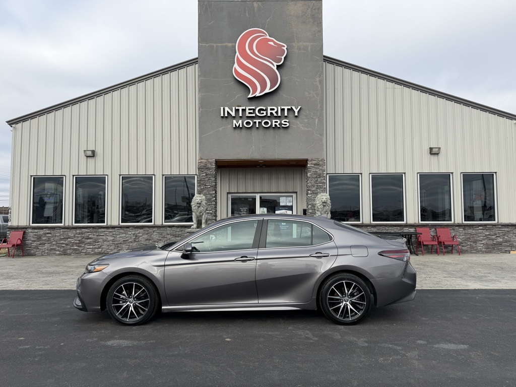 2023 Toyota Camry SE's photo