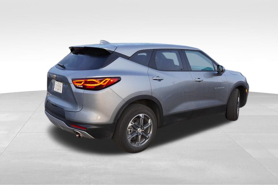 2025 Chevrolet Blazer 2LT photo 2