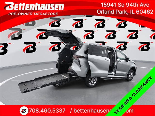 2024 Toyota Sienna LE's photo