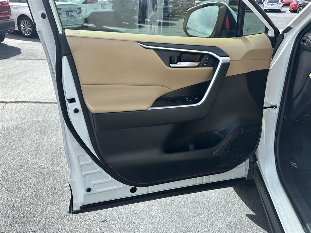 2021 Toyota RAV4 XLE Premium photo 4