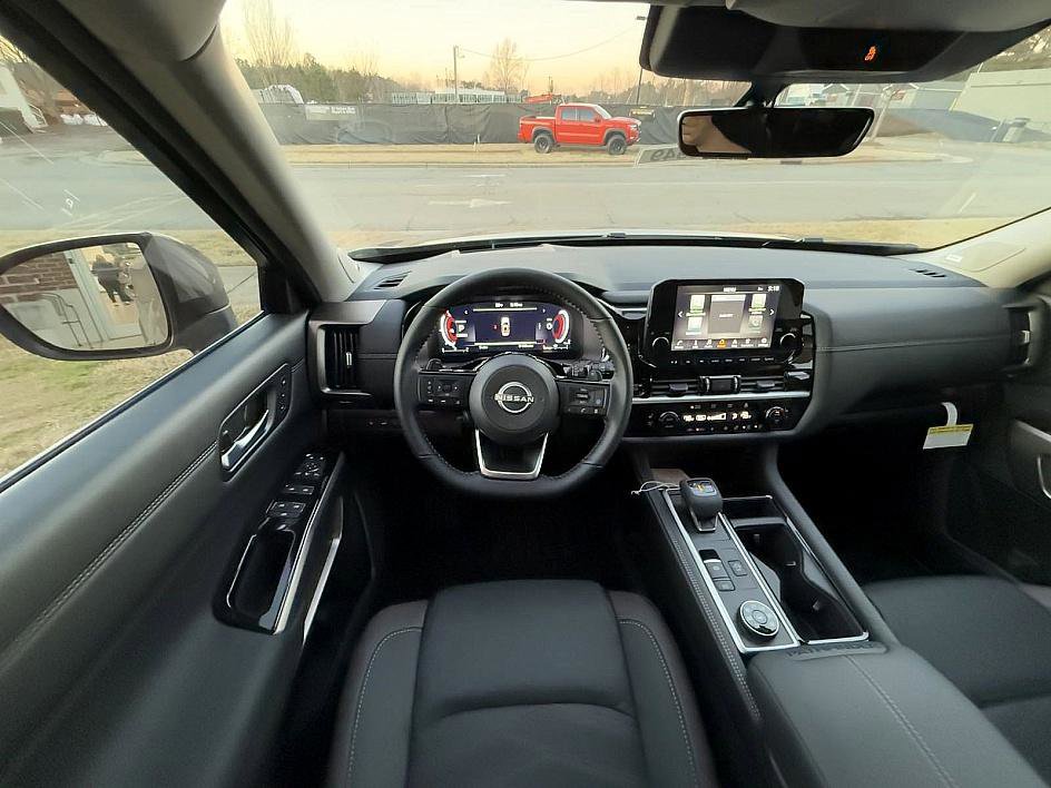 2025 Nissan Pathfinder Platinum photo 17