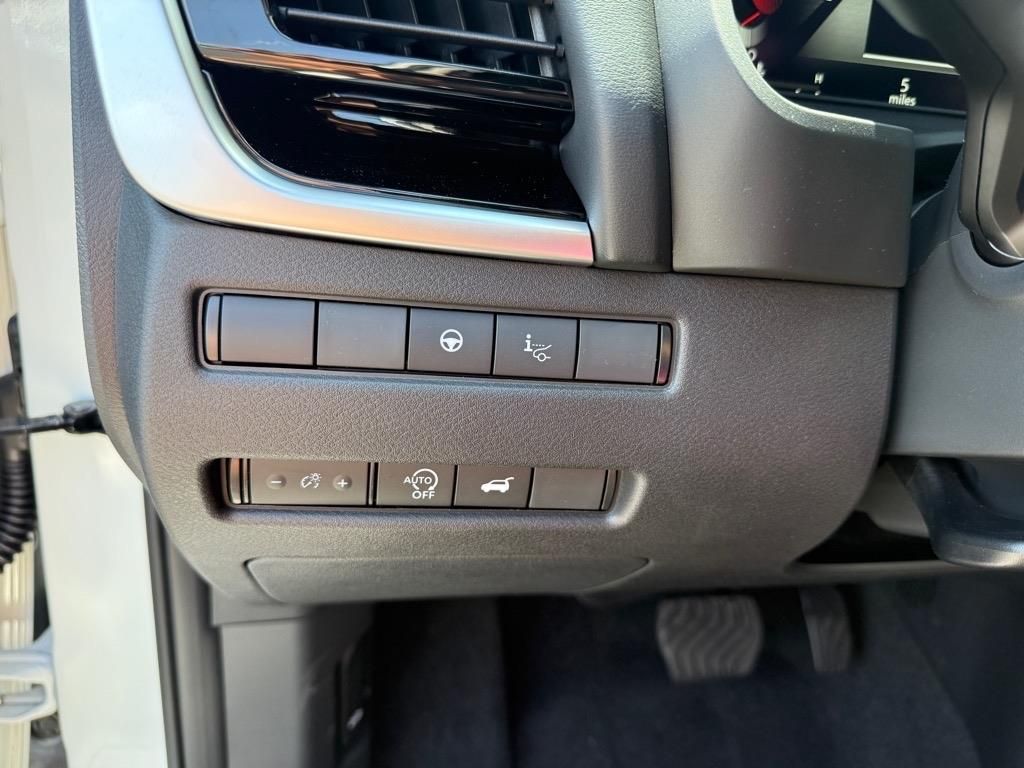 2025 Nissan Rogue SL photo 8