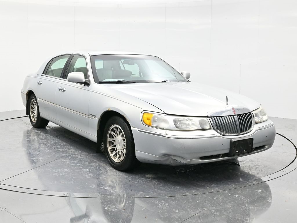 2002 Lincoln Town Car Signature's photo