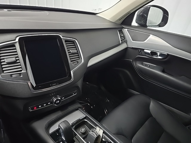 2023 Volvo XC90 B5 Core photo 23