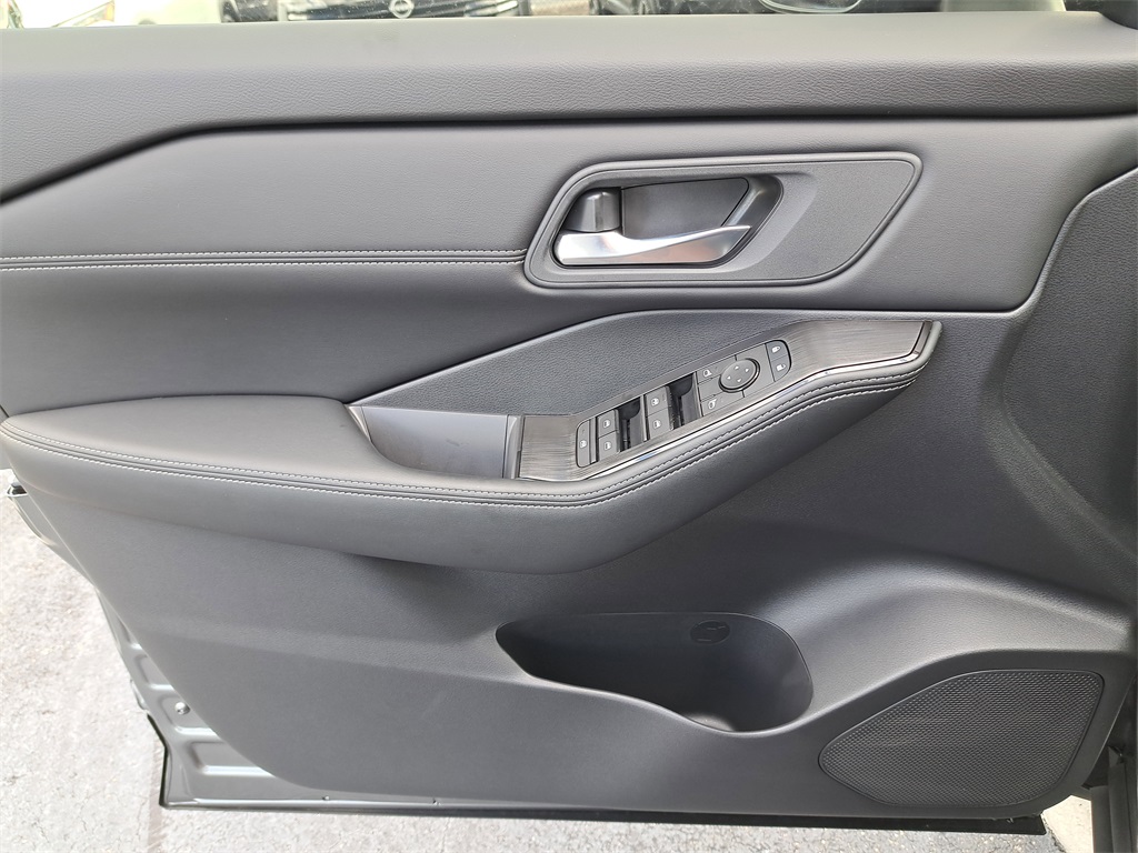 2026 Nissan Rogue SV photo 21