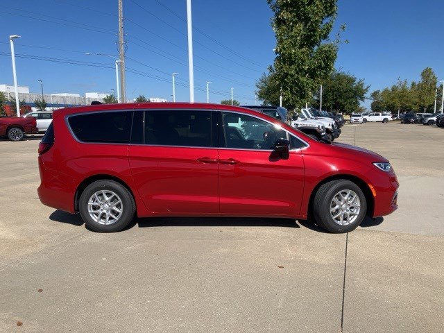 2026 Chrysler Pacifica photo 4