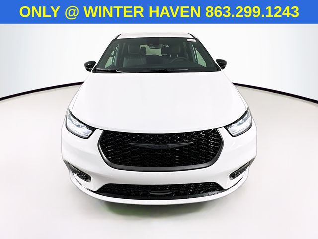 2026 Chrysler Pacifica photo 2