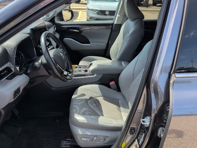 2021 Toyota Highlander Platinum photo 2