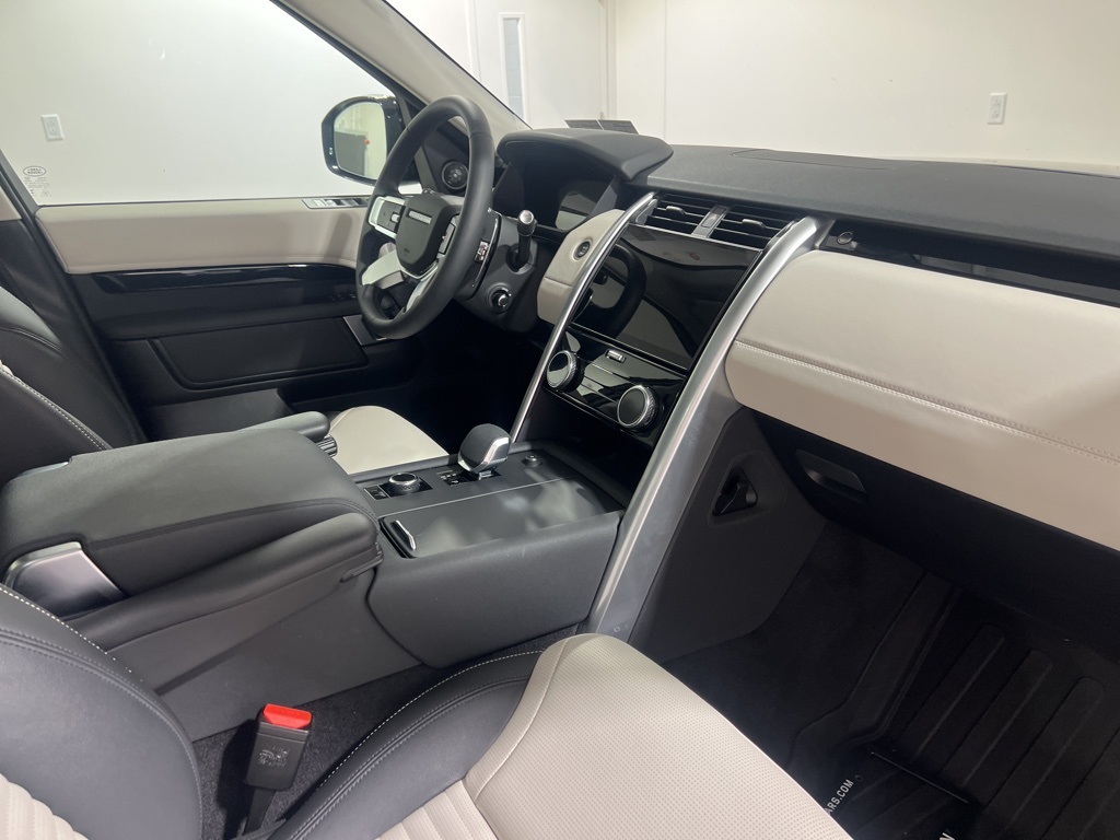 2025 Land Rover Discovery S photo 23