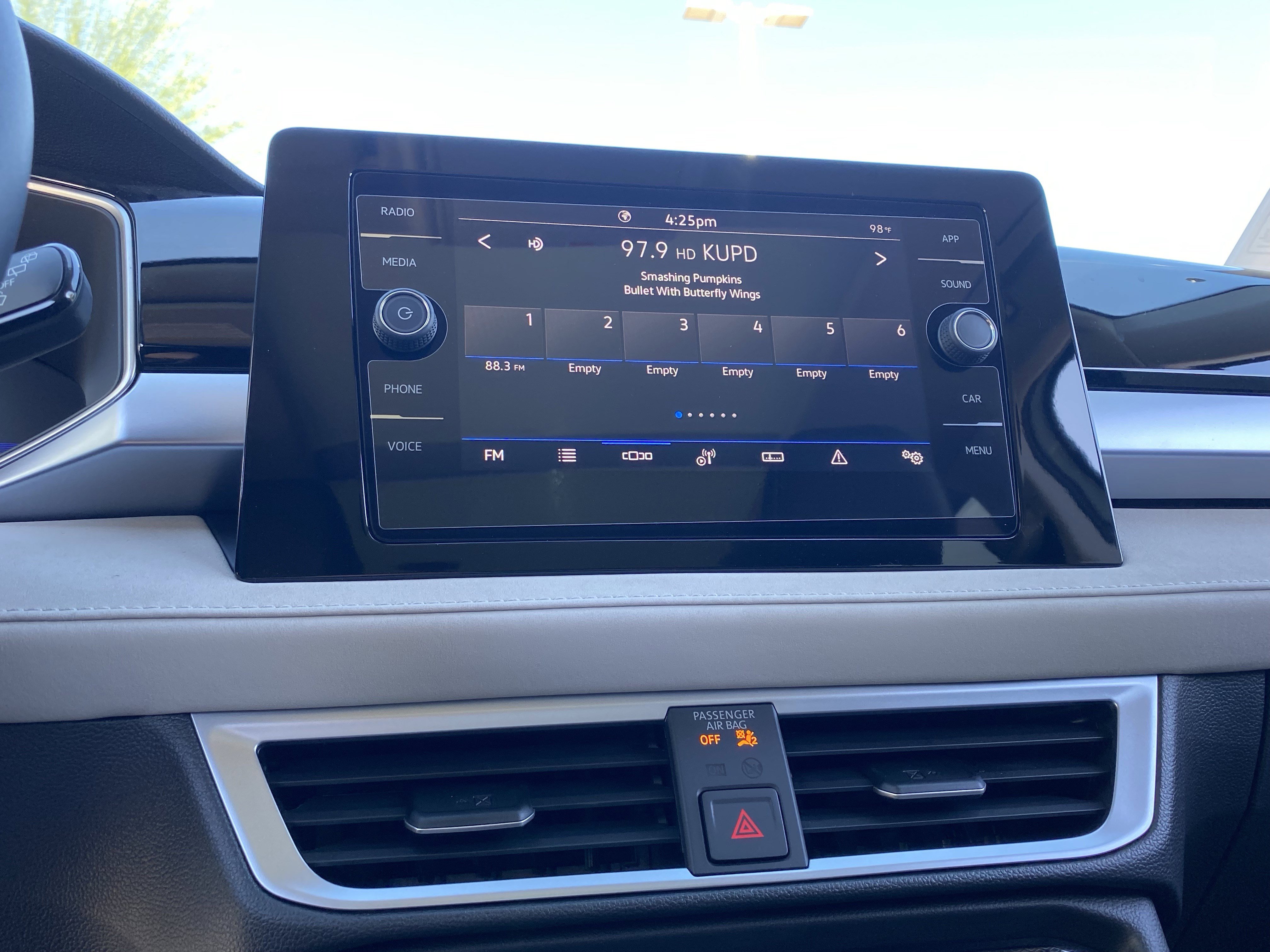 2025 Volkswagen Taos SE photo 2