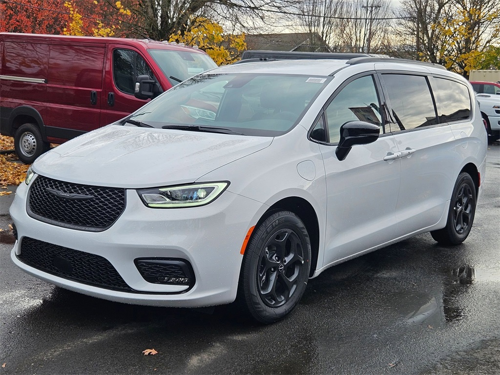 2026 Chrysler Pacifica Hybrid photo 3