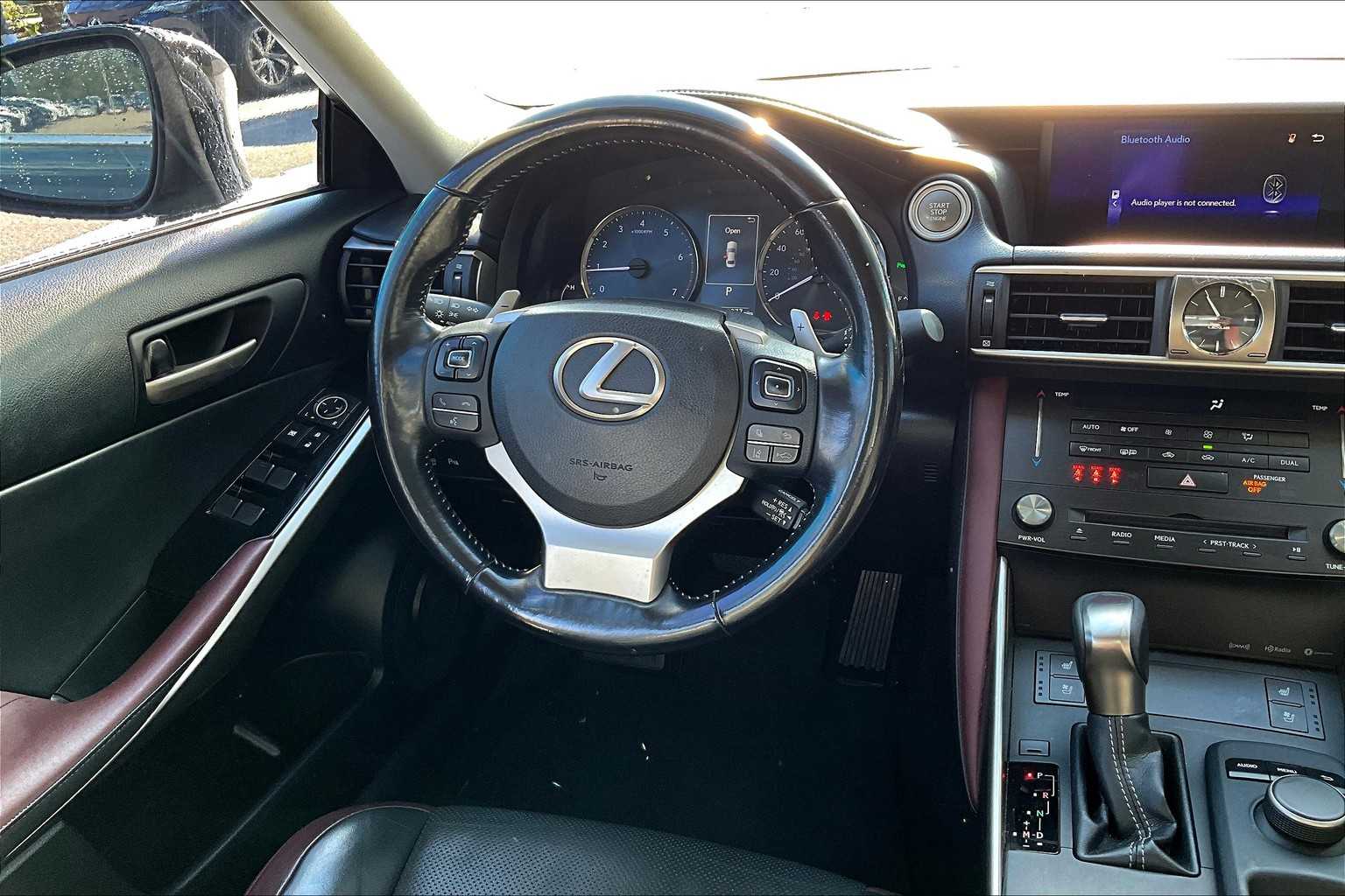 2017 Lexus IS 200t photo 4